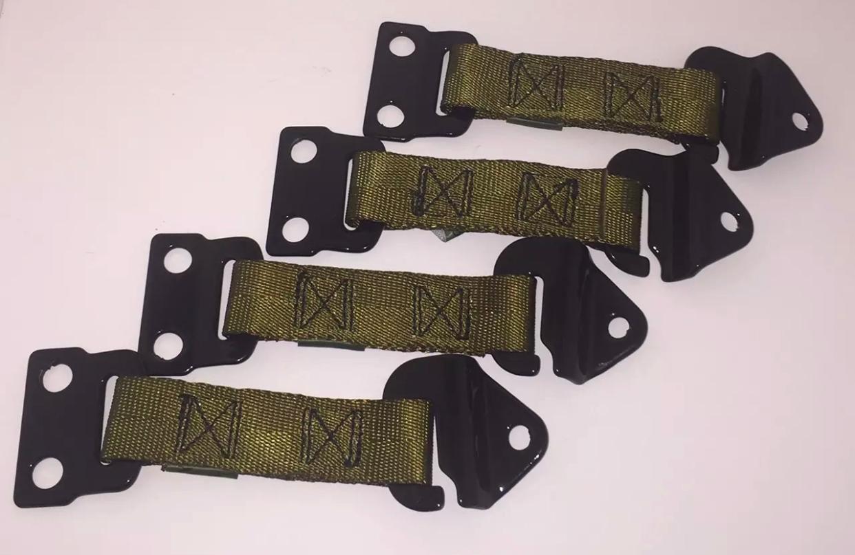 Quatre sangles de limiteur de portes vertes OEM. Deux gauche et deux à droite. Humvee militaire. Pour un véhicule à quatre portes, des portes dures ou douces