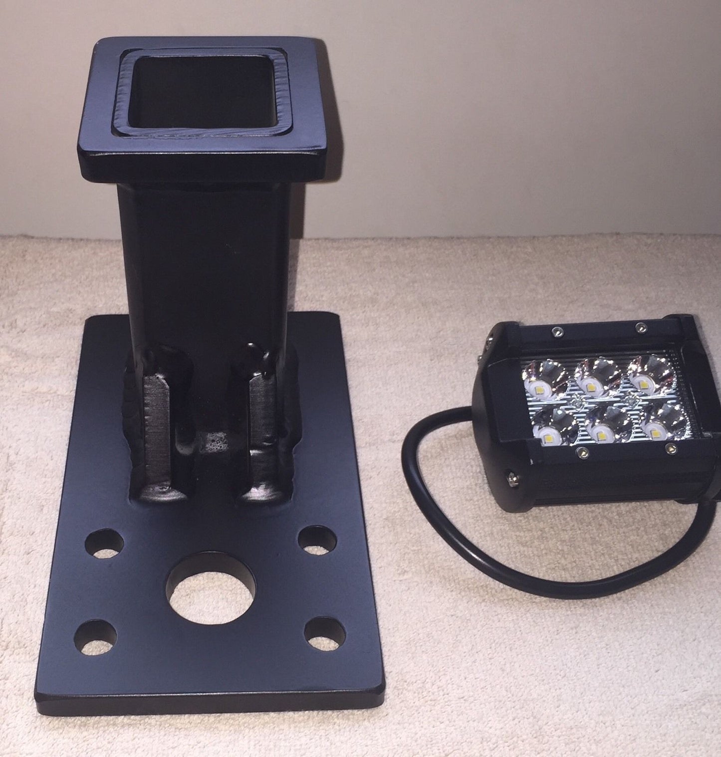 Enganche receptor "Pinball" (TM) de 2" + luz de marcha atrás compatible con Humvee M998, Hmmwv, M151a1 y Jeep