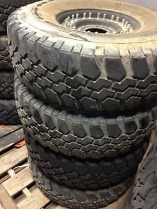 Humvee-Reifen passende Sätze von zwei oder vier 37 "Tall 65% -90% TREAD BFG, die auf Felgen angebracht sind, und beinhaltet Run-Flat-Einsätze
