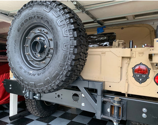 تأرجح بعيدا الإطارات الإطارات الناقل بالإضافة إلى الإطارات الاحتياطية الخيالة Goodyear MT تشمل تشغيل إدراج مسطح