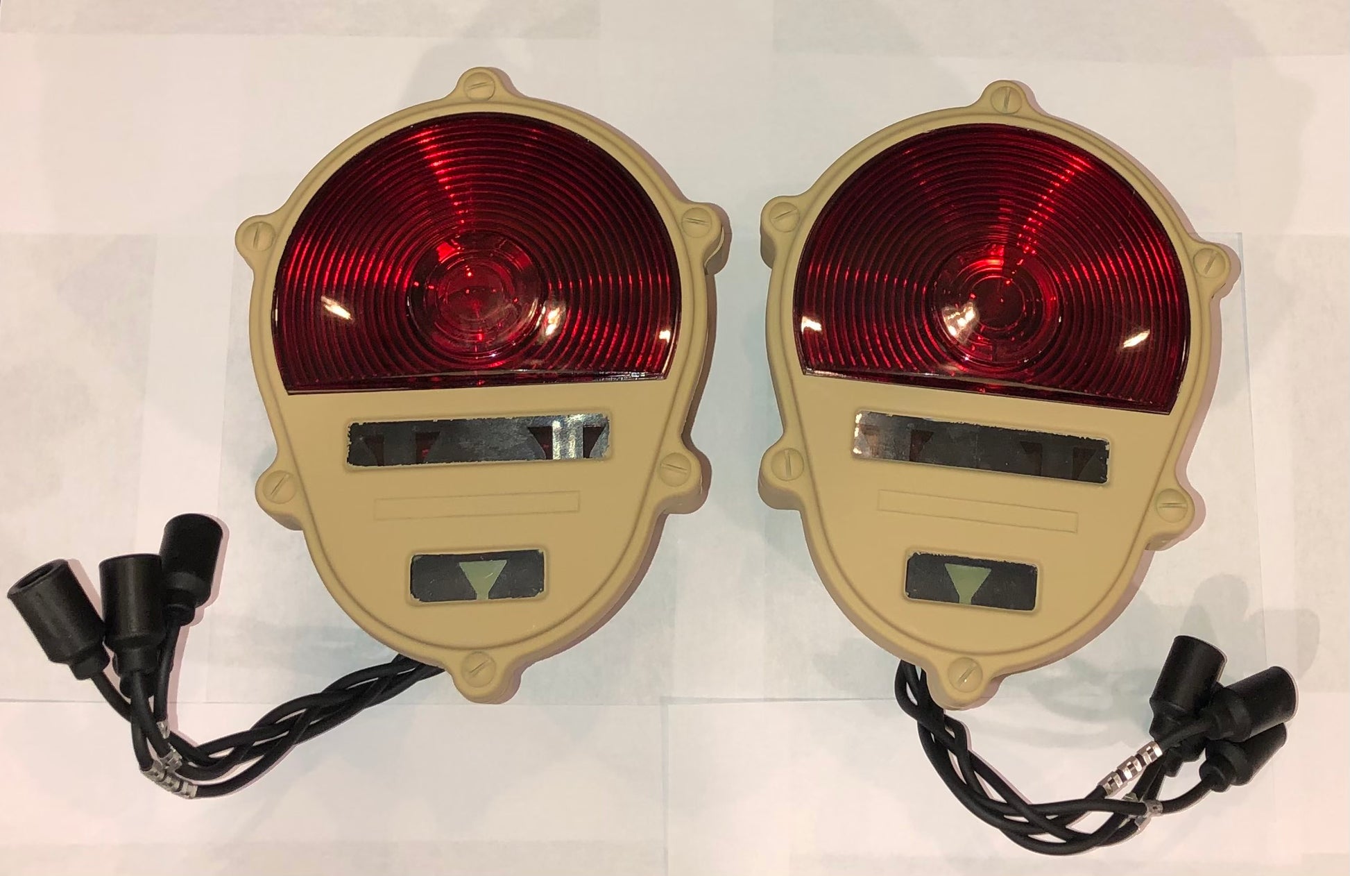 Deux feux arrière de bronzage signalent l'arrêt de la lumière de frein –  Federal Military Parts (763) 310-9340